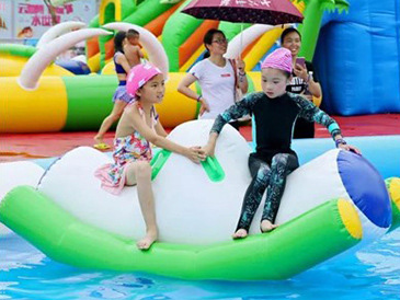 水上充气游乐设备：夏日清凉之选